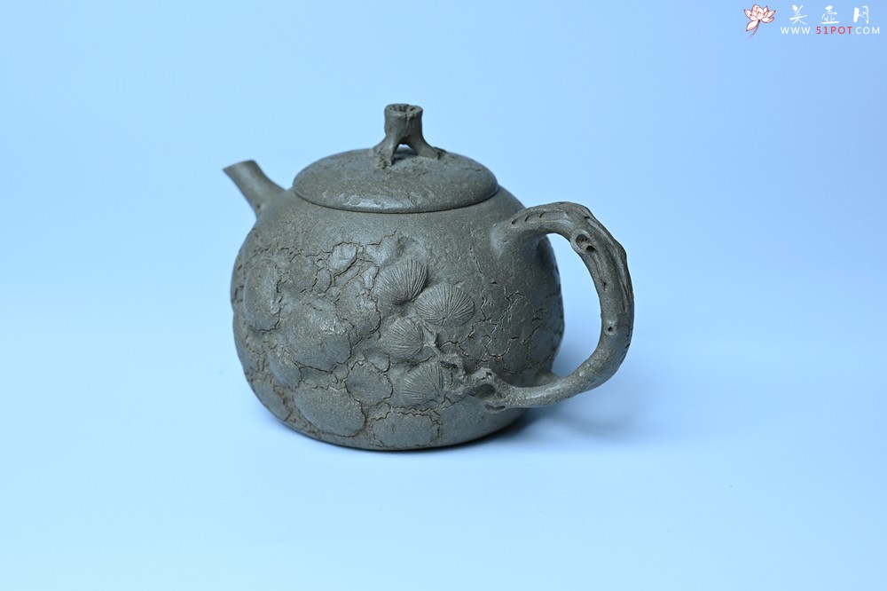 紫砂壶图片：美壶特惠 特好老青段泥云松供春壶 茶人醉爱 - 宜兴紫砂壶网