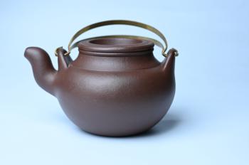 紫砂壶图片:美壶特惠 手工手制精致老紫泥提梁壶 茶人醉爱 - 宜兴紫砂壶网