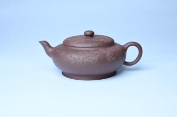 紫砂壶图片：美壶特惠 特好紫泥扁玉壶 装饰不老松 文气十足 - 宜兴紫砂壶网