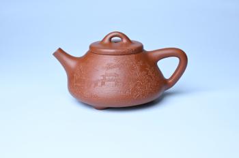 紫砂壶图片：实力派国工周斌（周镔）特好红降坡泥全手工子冶石瓢 张听钢装饰山水 - 宜兴紫砂壶网