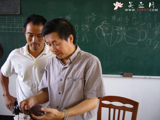 紫砂壶图片：储集泉指点壶艺 - 宜兴紫砂壶网