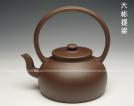 紫砂壶图片:全手工《大彬提梁》容量:1100cc,泥料:龙山名砂,质感丰富,吴建平最新力作,出断水特棒,款形到位 - 宜兴紫砂壶网