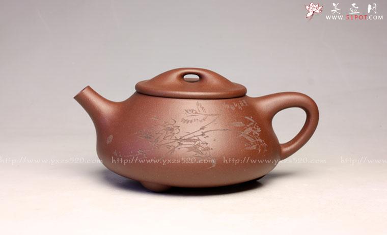 紫砂壶图片：全手工《石瓢》泥料：原矿底槽青 成型：全手工制作 容量：450cc 刻绘：厉上清装饰 - 宜兴紫砂壶网