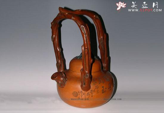 紫砂壶图片：特大壶十几年前的老壶 高级工艺师邵新和雕刻==[东坡提梁壶] - 宜兴紫砂壶网