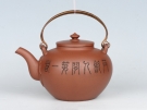 紫砂壶图片：吴经提梁   泥料：红棕清 - 宜兴紫砂壶网