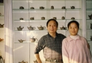 紫砂壶图片：与韩美林合影 - 宜兴紫砂壶网