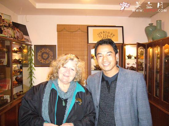 紫砂壶图片：与荷兰客商合影 - 宜兴紫砂壶网