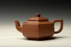紫砂壶图片：方圆之精妙 何卫枫新品 挺拔流畅 全手中雪华 - 美壶网