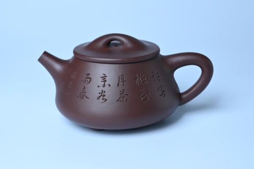 周斌紫砂壶 实力派工艺师周斌 优质底槽青全手工精工满瓢壶 陶兴双刀装饰 诗写梅花月,茶烹谷雨春 原矿底槽清 - 美壶网