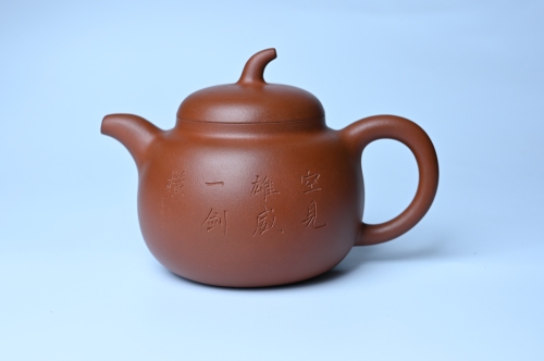 周小培紫砂壶 特油润黄龙山小红泥全手工一捺底景舟茄段壶 装饰人物特文气 原矿红泥 - 美壶网