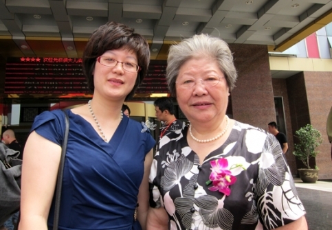 李利紫砂壶 与曹婉芬大师合影  - 美壶网