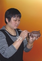 紫砂壶工艺师图片：何其仙 - 美壶网