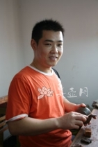 紫砂壶工艺师图片：朱叶新 - 美壶网
