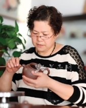 紫砂壶工艺师图片：杨惠英 - 美壶网