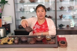 紫砂壶工艺师图片：陈苏平 - 美壶网