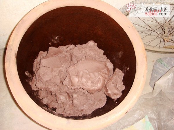 紫砂壶图片：练制紫砂泥的全过程-手工炼制泥料 - 美壶网