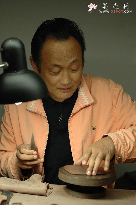 紫砂壶图片：丁亚平高徒 许浒全手无垢制壶过程 追摹鸣远 - 美壶网