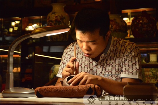 紫砂大师张勇在交流会上现场展示雕刻技艺。广西新闻网实习生 江枫 摄
