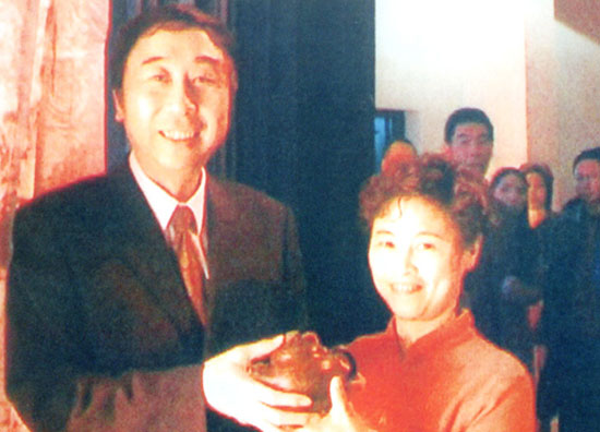紫砂壶图片：与著名相声艺术家冯巩合影 - 美壶网