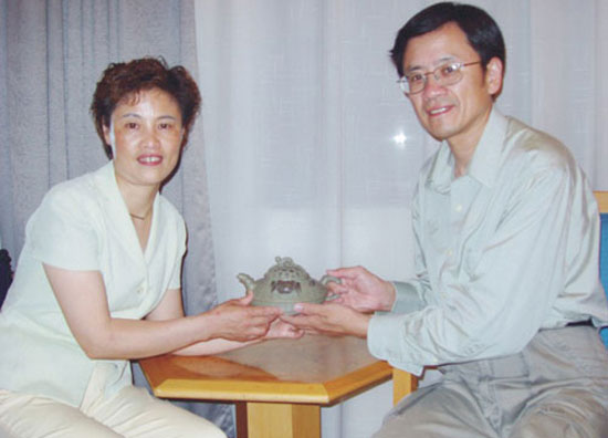 紫砂壶图片：美国著名陶艺家周光真先生收藏《雅竹野趣》壶 - 美壶网