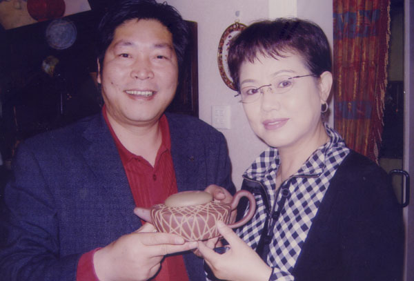 紫砂壶图片：在姜昆家与姜昆夫人合影 - 美壶网