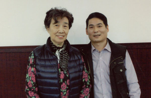 紫砂壶图片：与中国工艺美术大师周桂珍合影 - 美壶网
