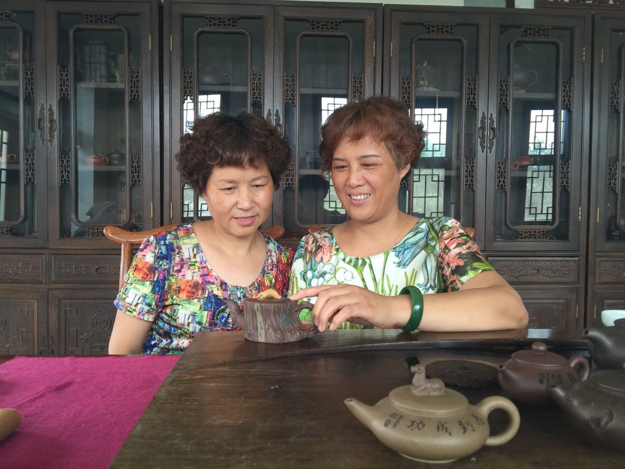 紫砂壶图片：与恩师探讨茶壶 - 美壶网
