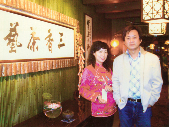 紫砂壶图片：与央视节目主持人朱军一起品茶赏壶 - 美壶网