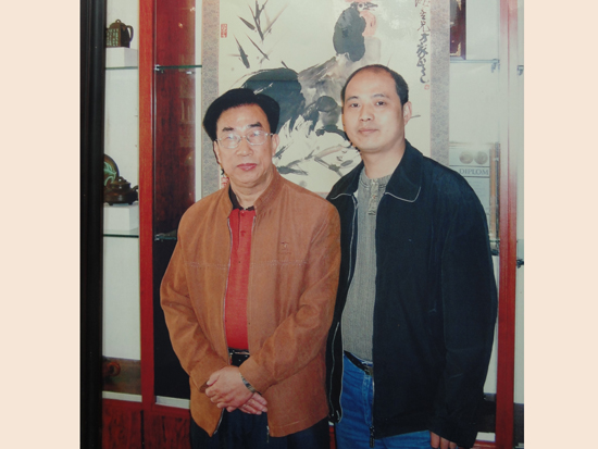 紫砂壶图片：与中国工艺美术大师谭泉海合影 - 美壶网
