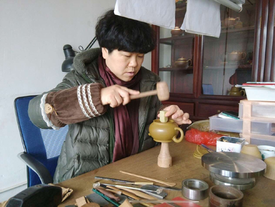 紫砂壶图片：全手工制壶过程-敲印章 - 美壶网