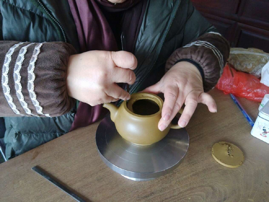 紫砂壶图片：全手工制壶过程-开口 - 美壶网