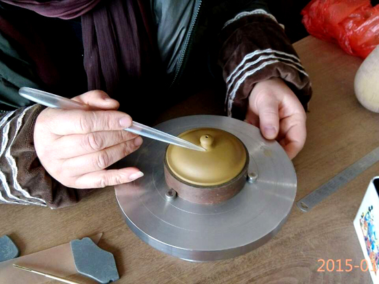 紫砂壶图片：全手工制壶过程-装滴子 - 美壶网