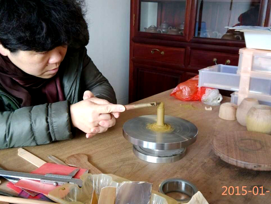 紫砂壶图片：全手工制壶过程-车滴子 - 美壶网