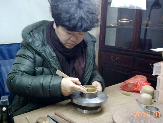 紫砂壶图片：全手工制壶过程-做盖子 - 美壶网