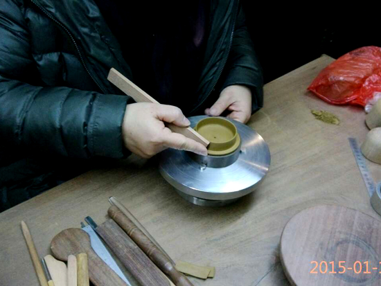 紫砂壶图片：全手工制壶过程-做盖子 - 美壶网