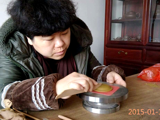 紫砂壶图片：全手工制壶过程-做盖子 - 美壶网