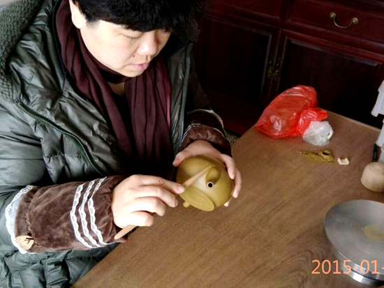紫砂壶图片：全手工制壶过程-琢嘴把 - 美壶网