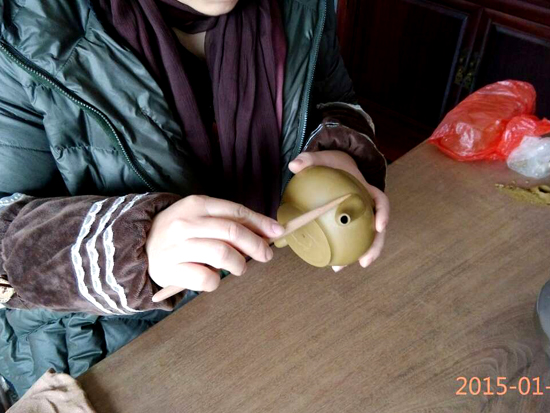 紫砂壶图片：全手工制壶过程-琢嘴把 - 美壶网