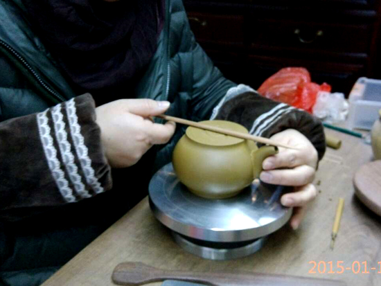 紫砂壶图片：全手工制壶过程-装嘴把 - 美壶网