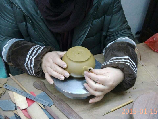 紫砂壶图片：全手工制壶过程-装嘴把 - 美壶网