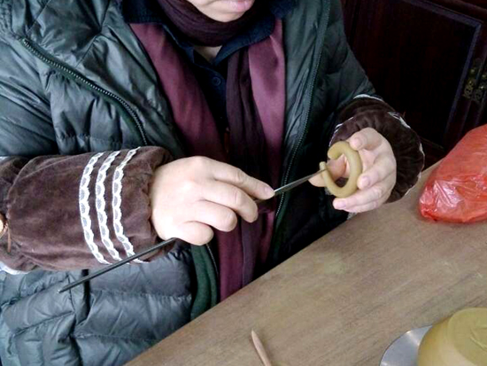 紫砂壶图片：全手工制壶过程-做（塑）嘴把 - 美壶网