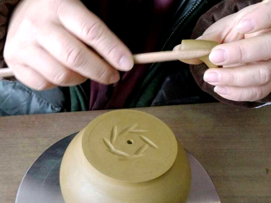 紫砂壶图片：全手工制壶过程-做（塑）嘴把 - 美壶网