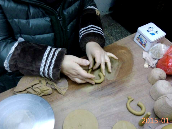 紫砂壶图片：全手工制壶过程-搓嘴把、滴柱 - 美壶网