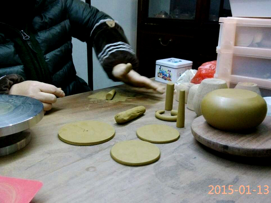 紫砂壶图片：全手工制壶过程-搓嘴把、滴柱 - 美壶网