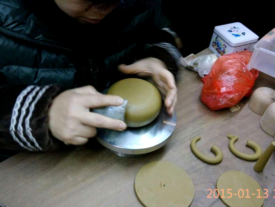 紫砂壶图片：全手工制壶过程-整身筒 - 美壶网