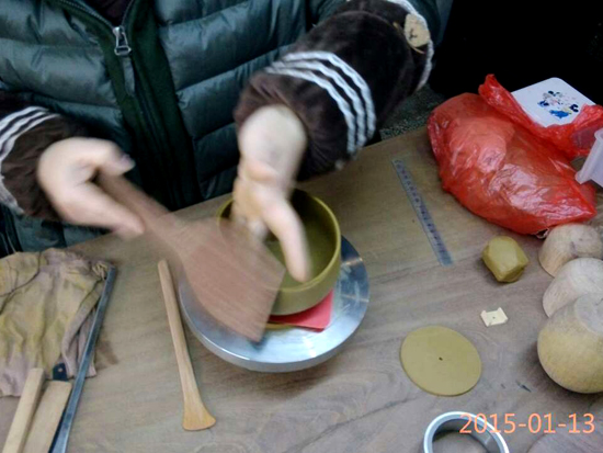 紫砂壶图片：全手工制壶过程-拍身筒 - 美壶网