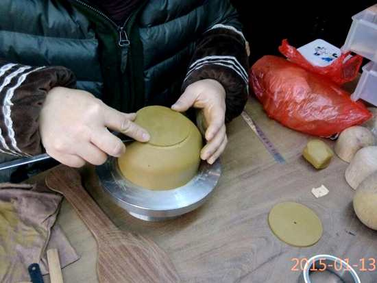 紫砂壶图片：全手工制壶过程-拍身筒 - 美壶网