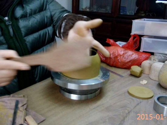 紫砂壶图片：全手工制壶过程-拍身筒 - 美壶网