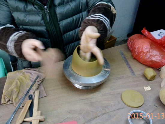 紫砂壶图片：全手工制壶过程-拍身筒 - 美壶网