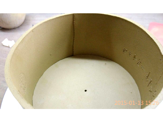 紫砂壶图片：全手工制壶过程-拍身筒 - 美壶网